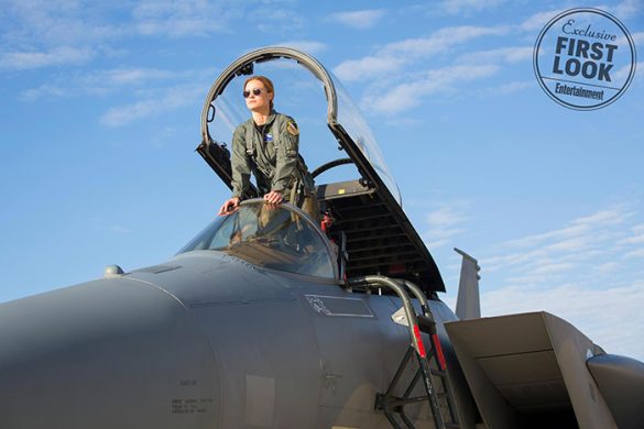Avant de devenir une super-héroïne, Carol Danvers travaille comme pilote pour l'US Air Force