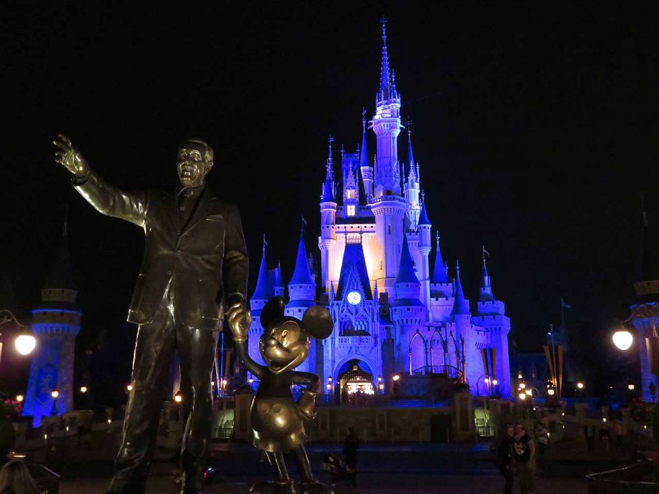 28 000 cast members