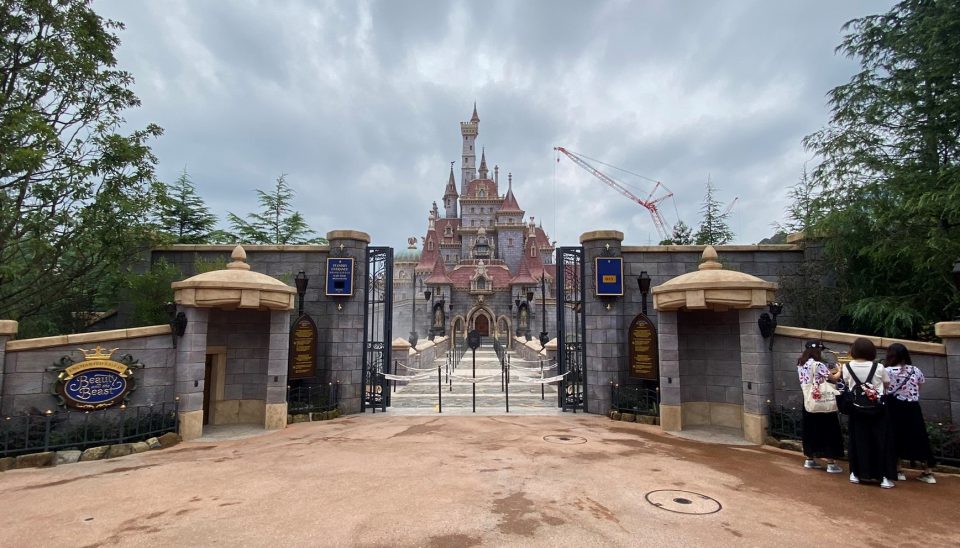 the enchanted tale of beauty and the beast tokyo disneyland visiteurs