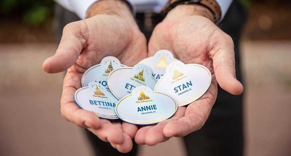 Les Nouveaux Nametags Des Cast Members De Walt Disney World Pour Le 50e Anniversaire De La Destination Disneyphile