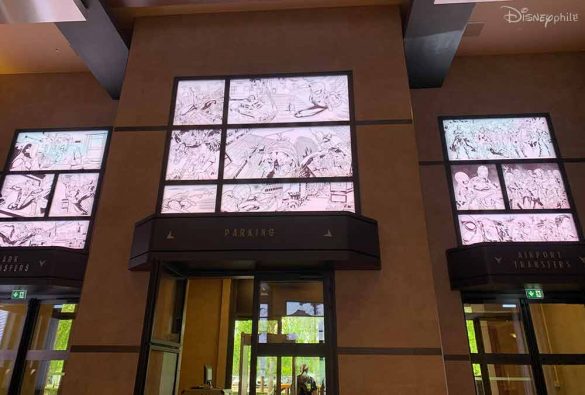 Fresque de bande dessinée rétroéclairée du côté du parking
