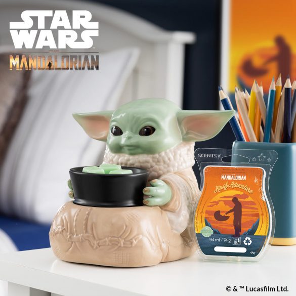 Ramenez chez vous cet adorable petit aventurier issu de la série The Mandalorian™. The Child est le moyen idéal d’afficher au grand jour votre passion pour Star Wars™ !