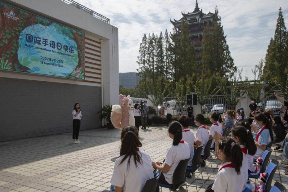 langue des signes shanghai disney resort 01