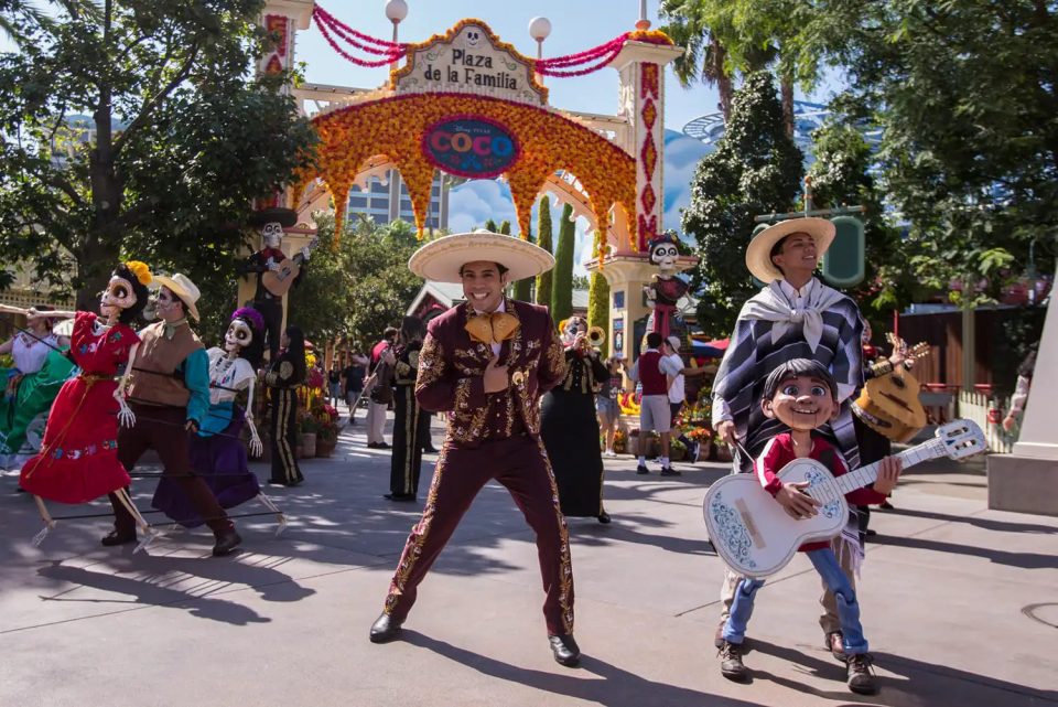 plaza de la familia disneyland resort 2022 01