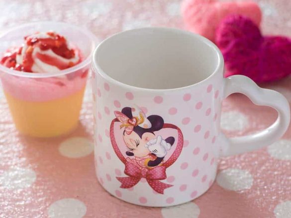 Pudding et crème au fromage fraise avec une tasse souvenir ¥900 (Horizon Bay Restaurant)
