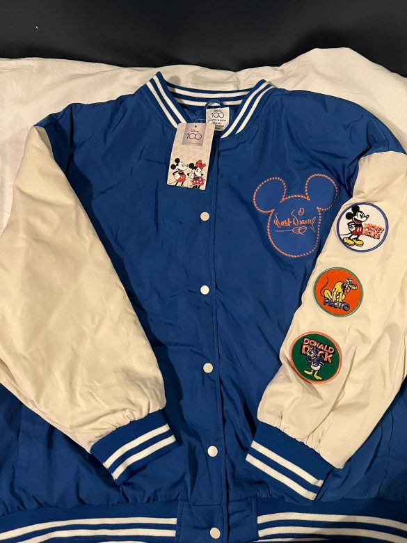 Blouson universitaire (35 €) - Crédit : Disneyphile