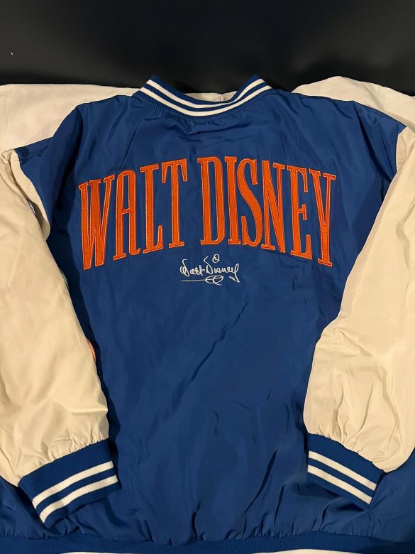 Blouson universitaire (35 €) - Crédit : Disneyphile