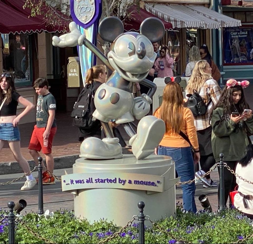 statue mickey disney 100 corrigée