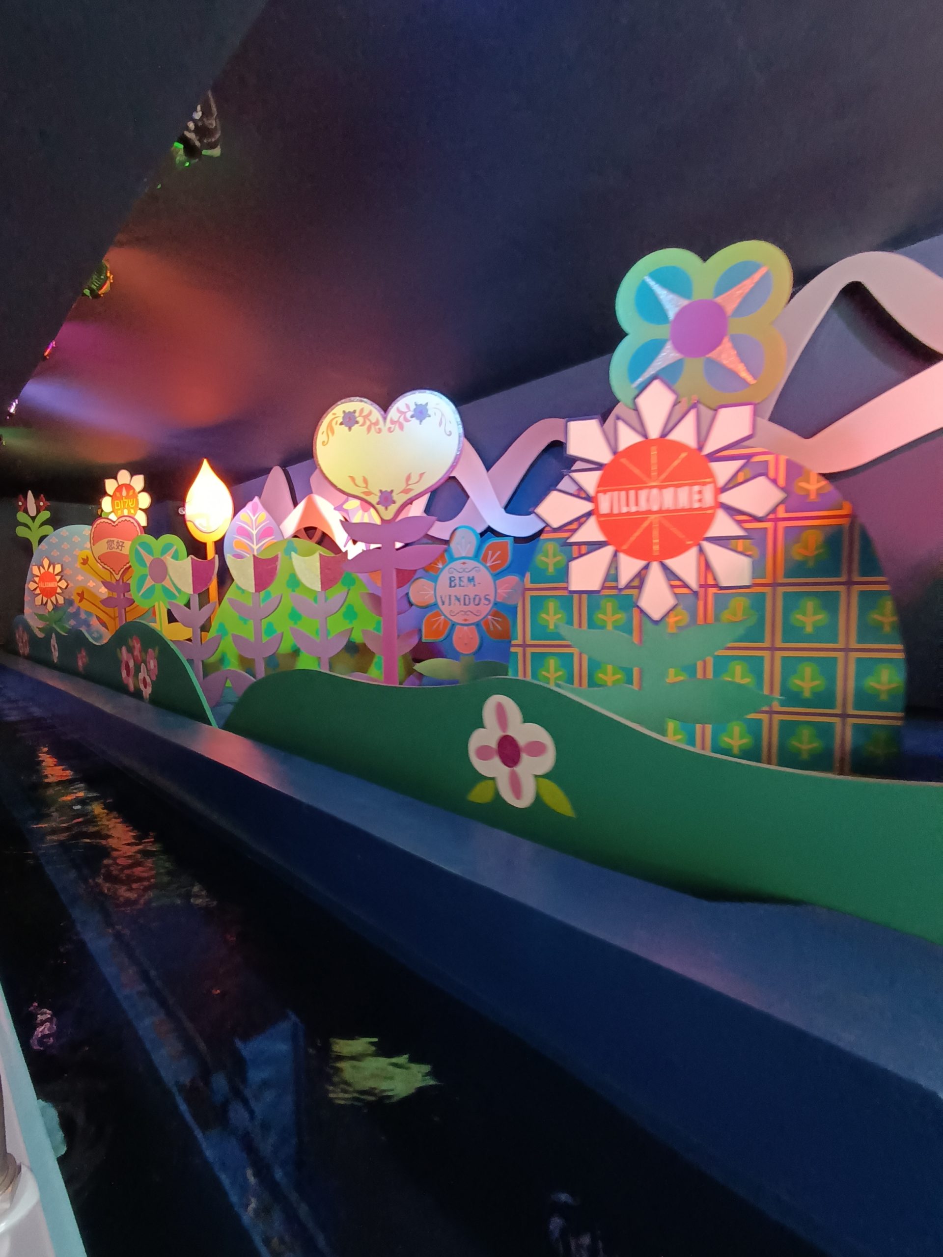 small world réouverture