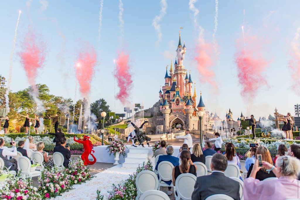 Un Couple change Ses V ux De Mariage Disneyland Paris Disneyphile