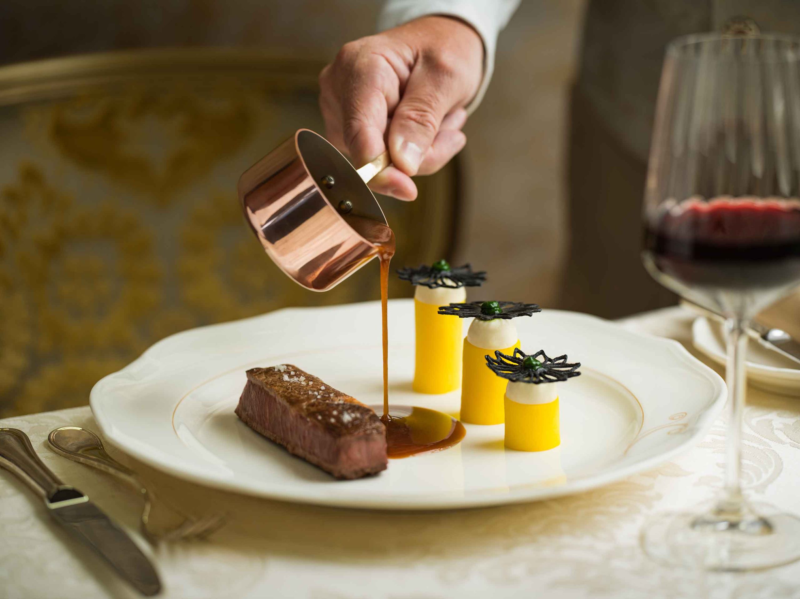 restaurants disneyland hotel