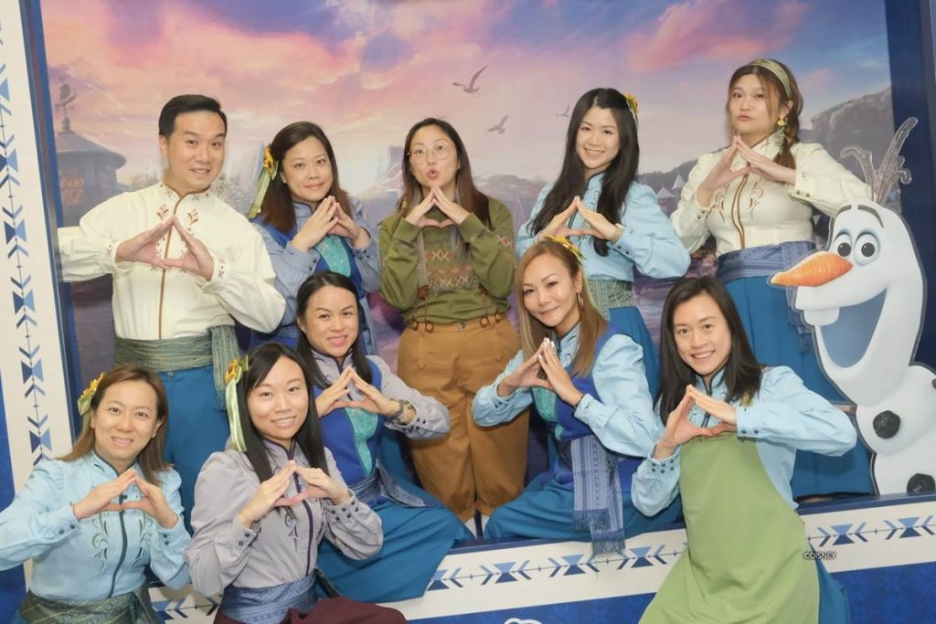 Les Cast Members de World of Frozen à Hong Kong Disneyland présentent ...