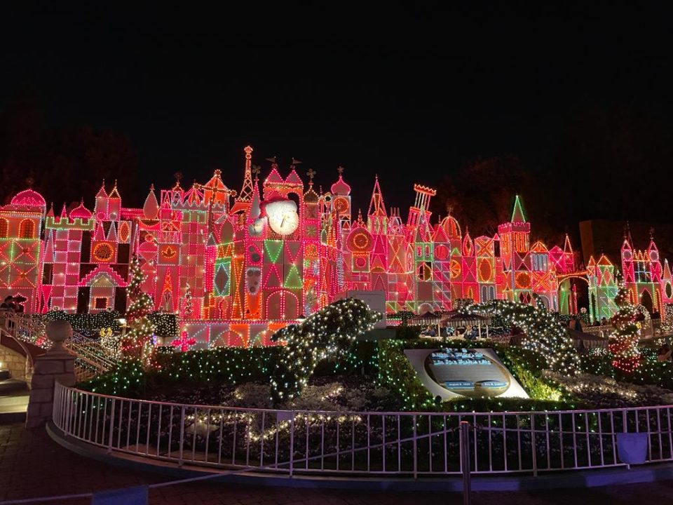 visiteur disneyland it's a small world holiday 01