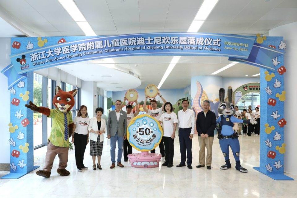 shanghai disney fun house 01
