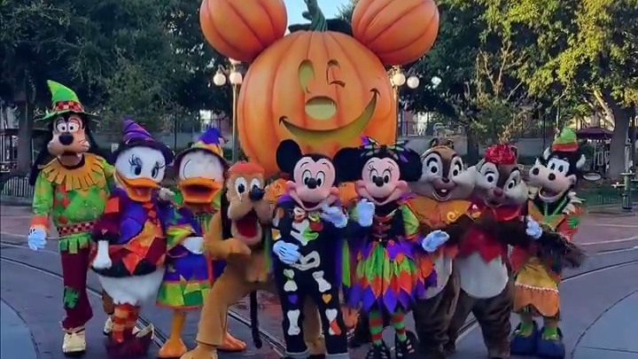 mickey amis halloween time 2024 disneyland resort 05 (2)