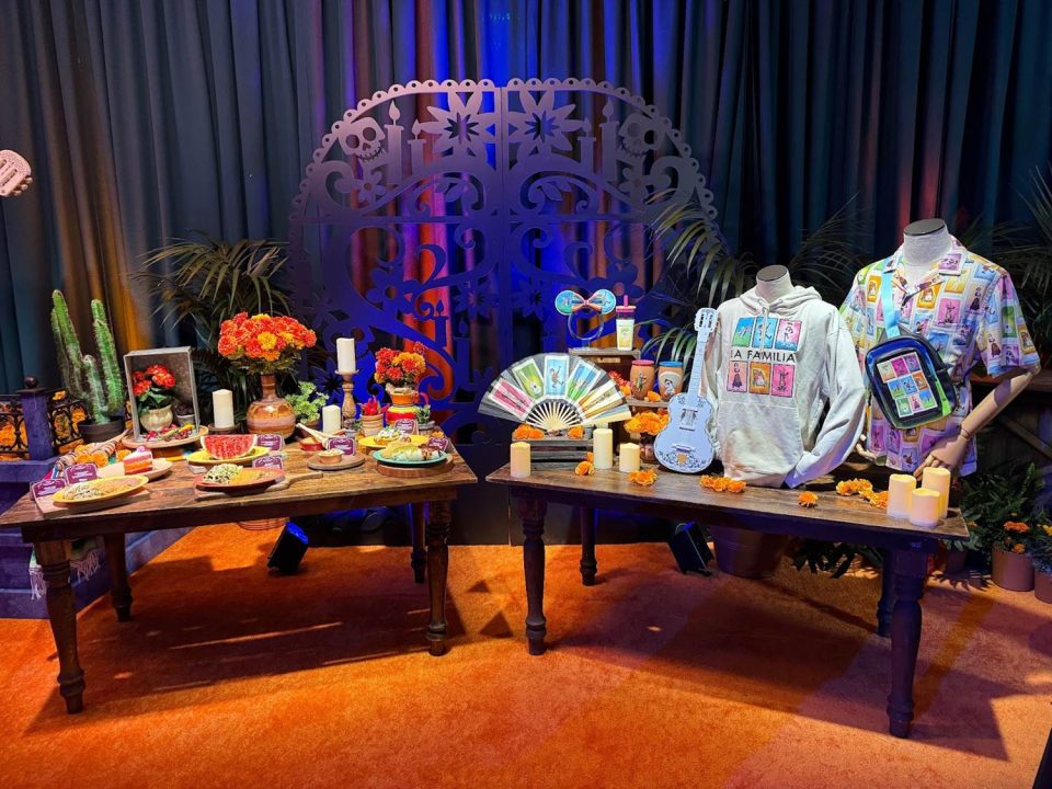 plaza de la familia 2024 disneyland resort food merchandise 01