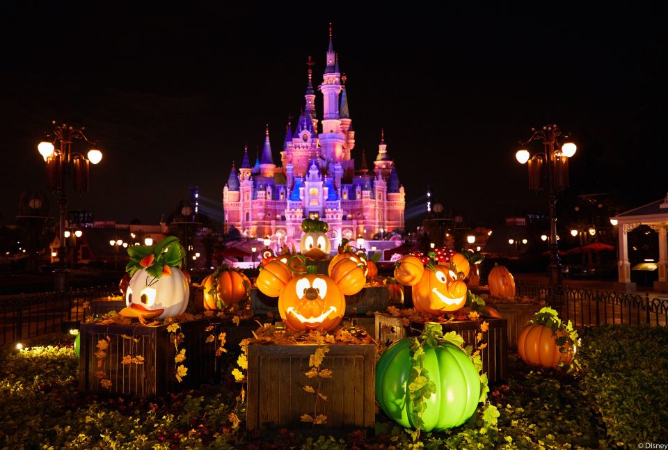 shanghai disney resort halloween 2024 01