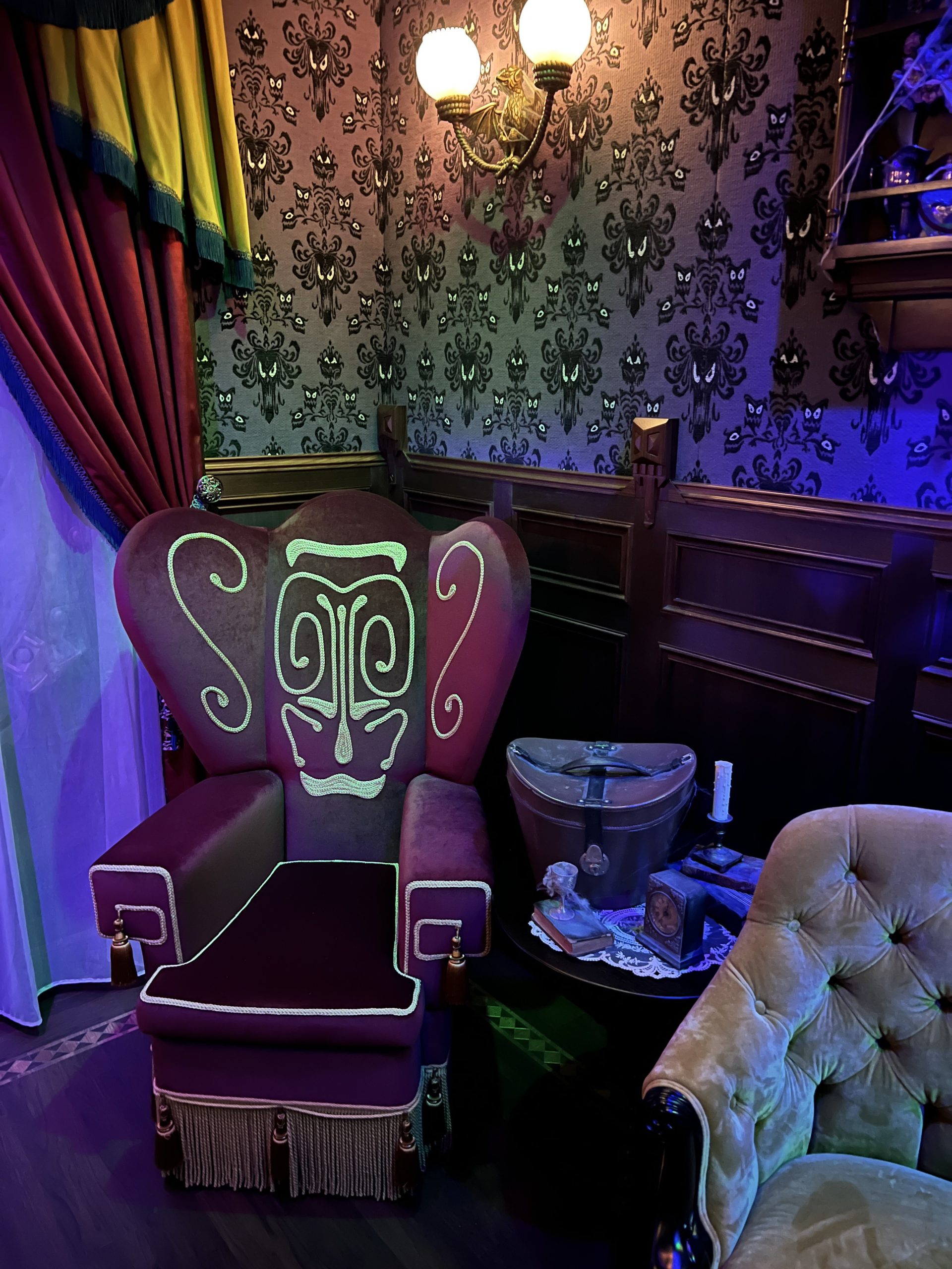 haunted mansion parlor disney treasure