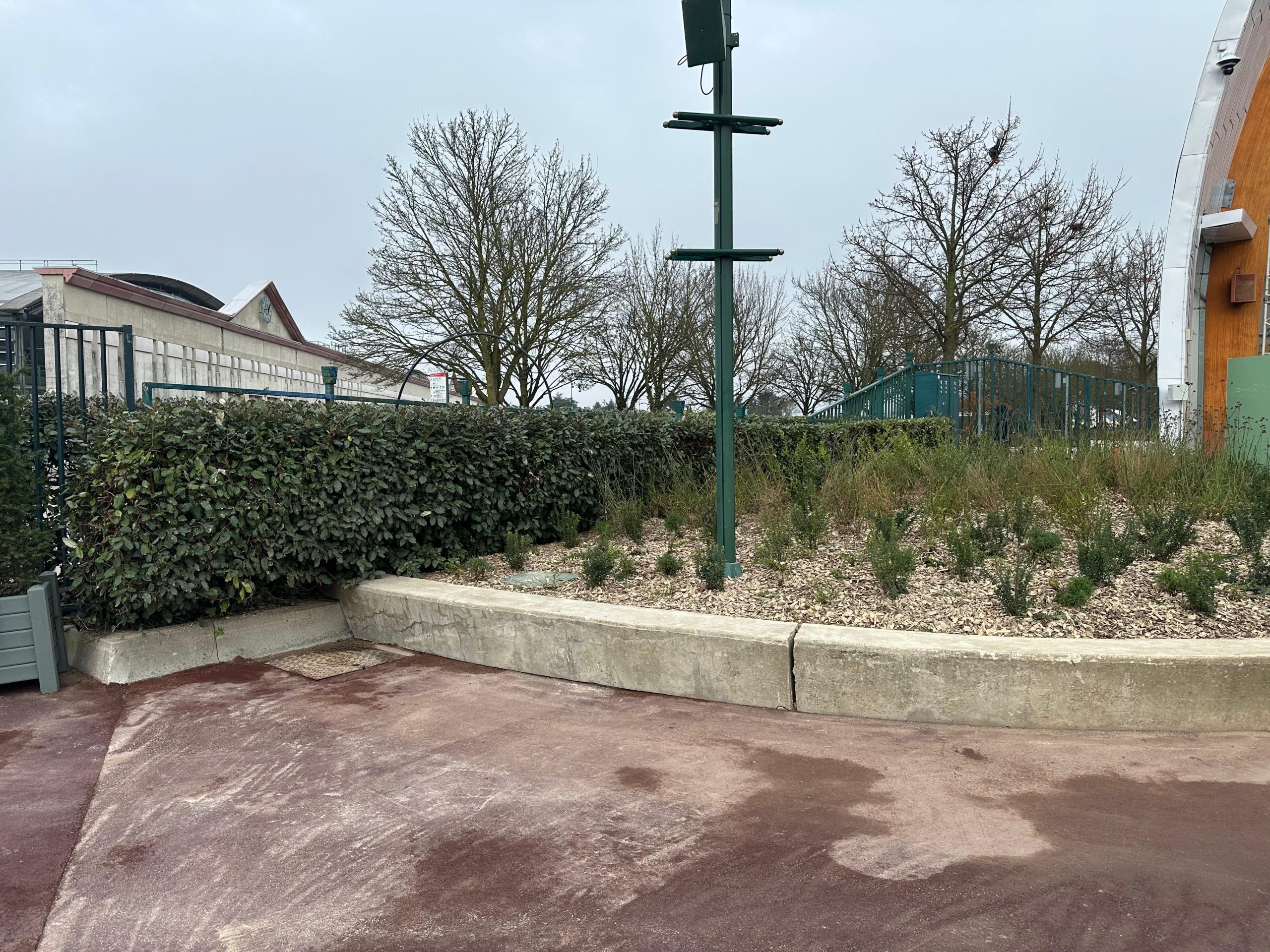 barrières entrée disney village