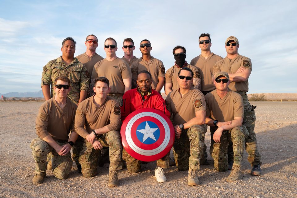 anthony mackie parachutistes 01