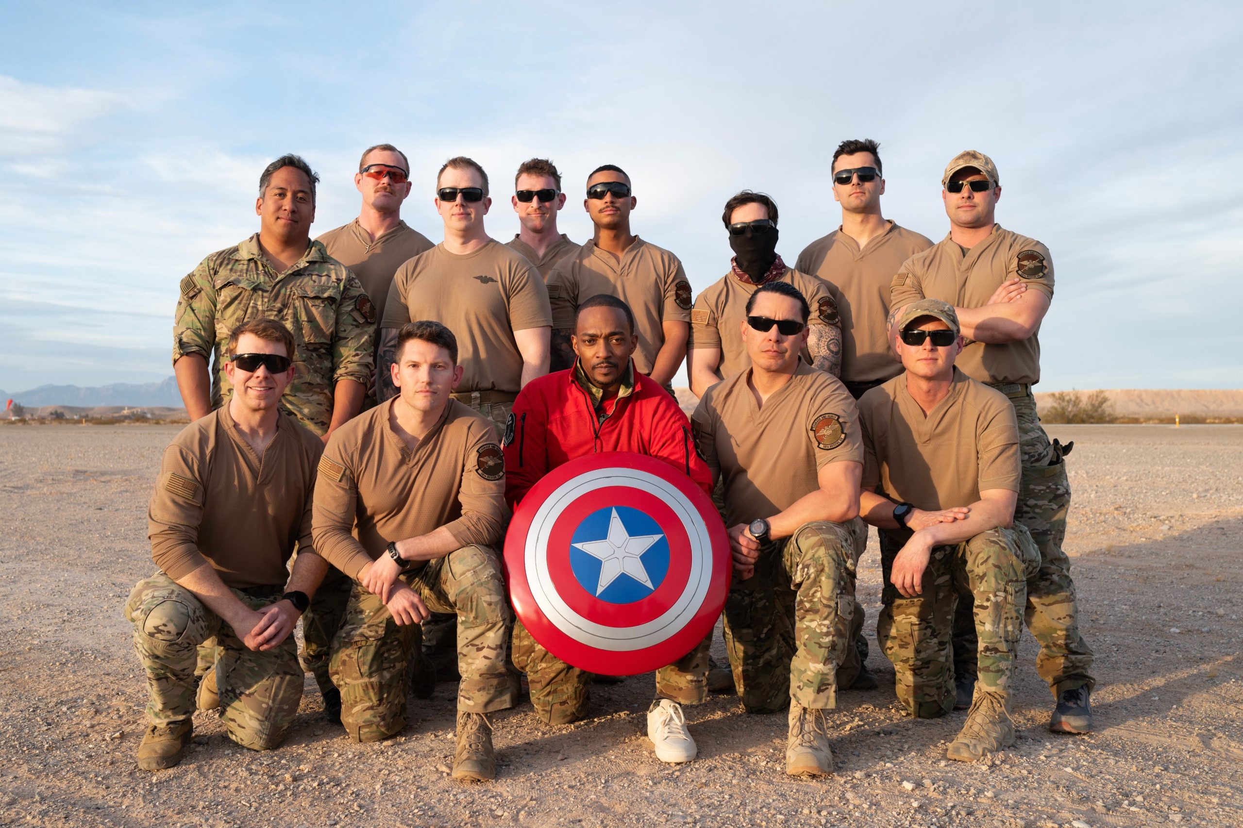 anthony mackie parachutistes 01