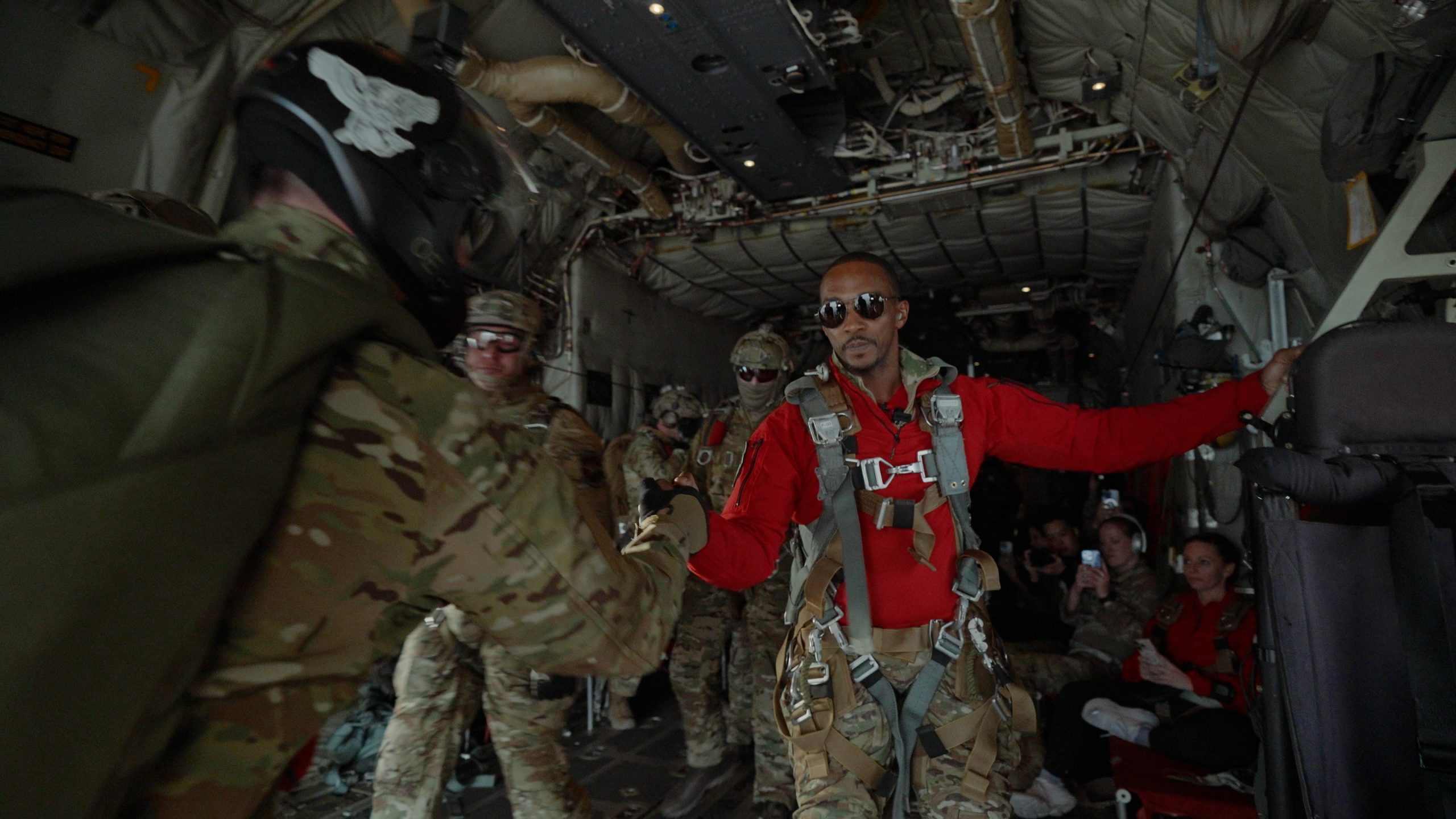 anthony mackie parachutistes 01