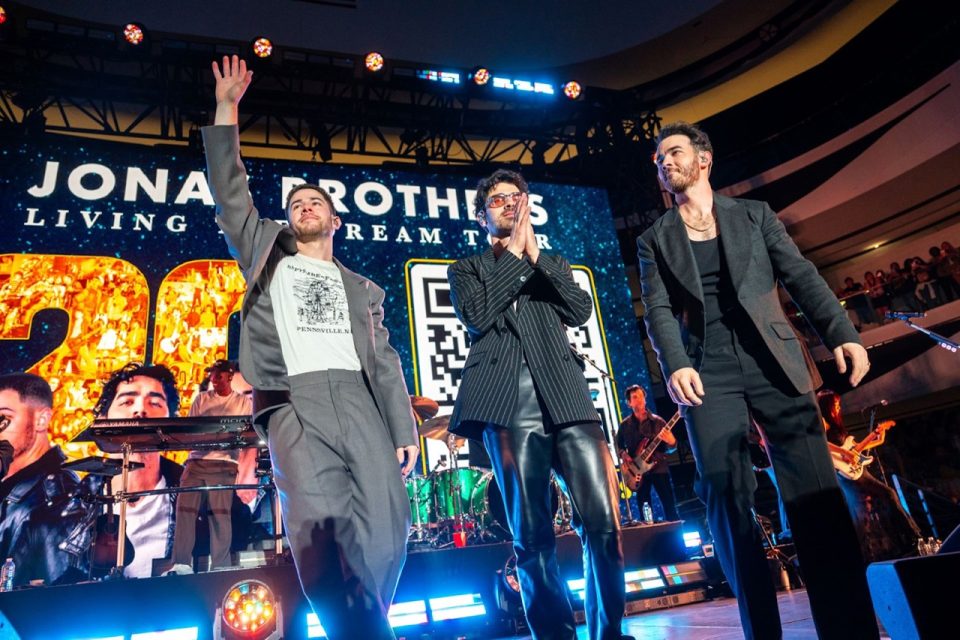 jonas brothers disneyland