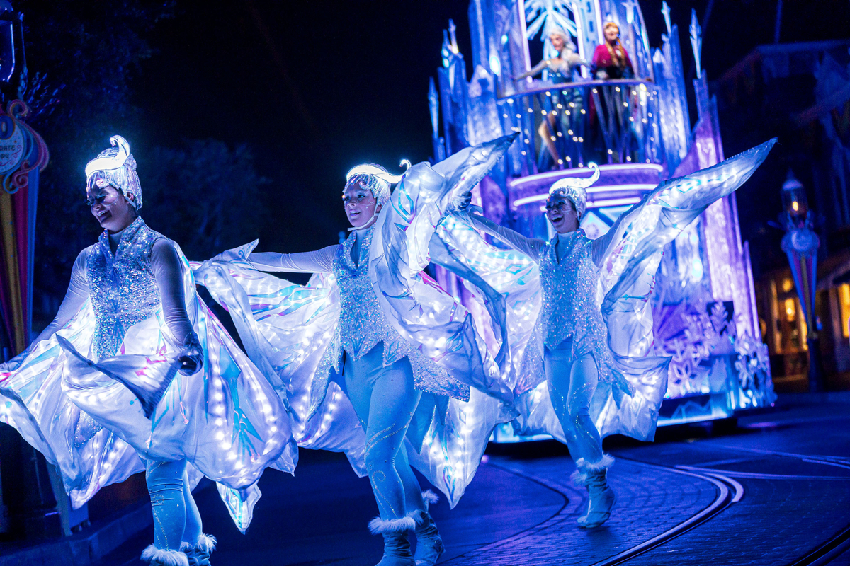 paint the night disneyland pause 01
