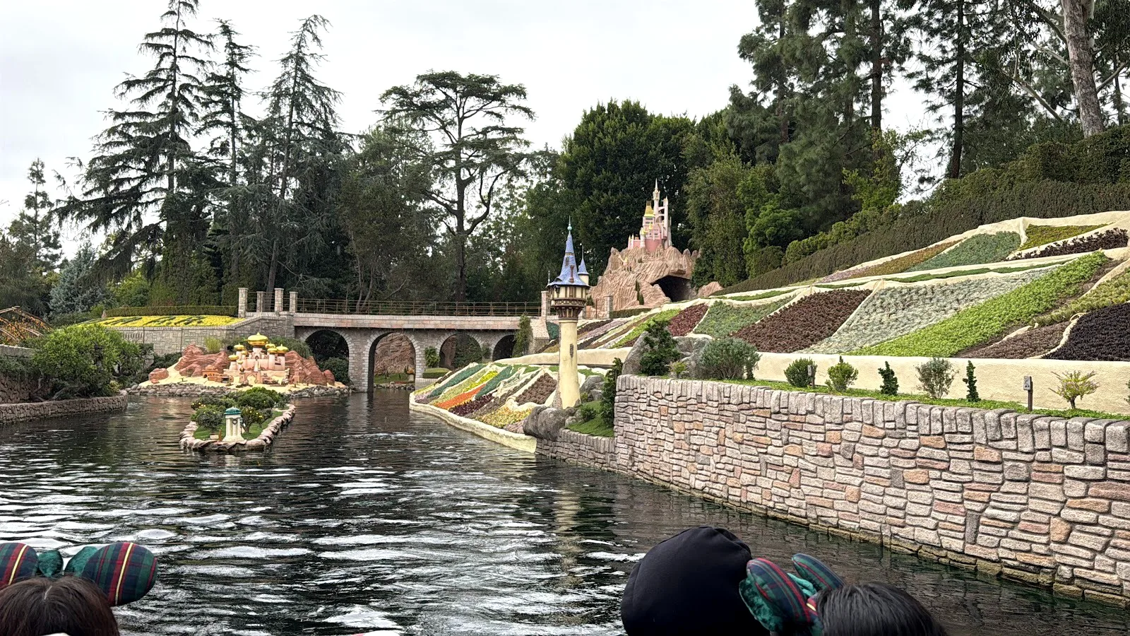 scène raiponce storybook land canal boats