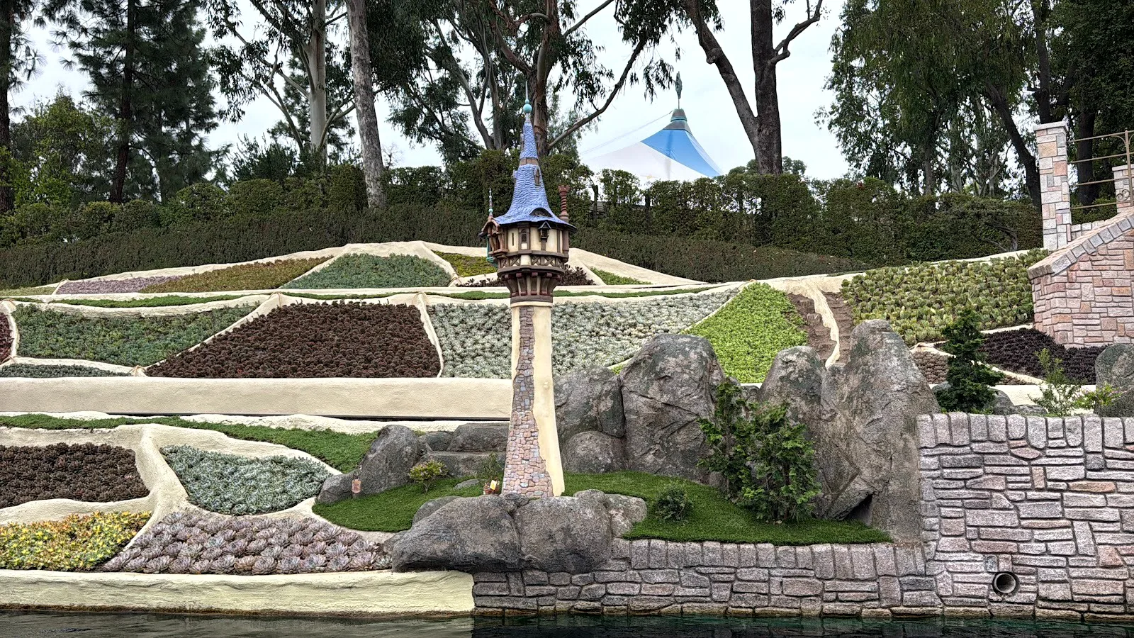 scène raiponce storybook land canal boats