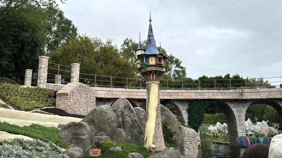 scène raiponce storybook land canal boats