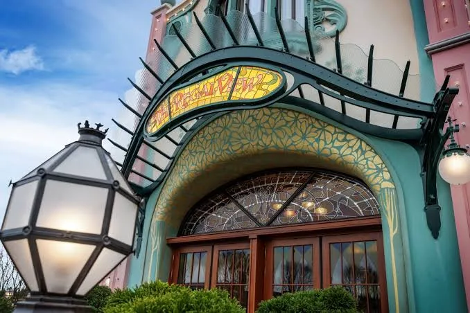 Music from Disney Adventure World's Regal View Restaurant & Lounge
