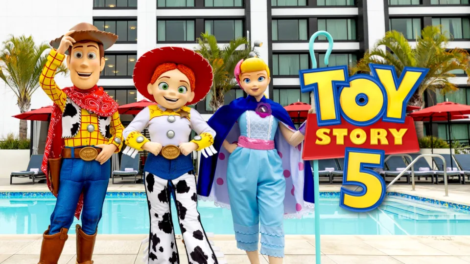 toy story 5 disneyland hotels 01