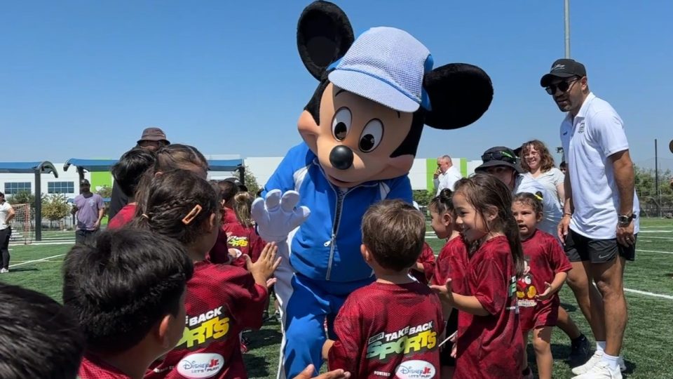 Enfants de 3 à 7 ans en atelier sportif avec Mickey Mouse au ComEd Recreational Center de Chicago, événement Disney Jr. et ESPN du 22 août 2026.