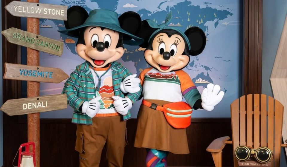 Mickey et Minnie en tenues de randonnée inspirées des parcs nationaux à l’ImaginAtrium du Disney Vacation Club, EPCOT