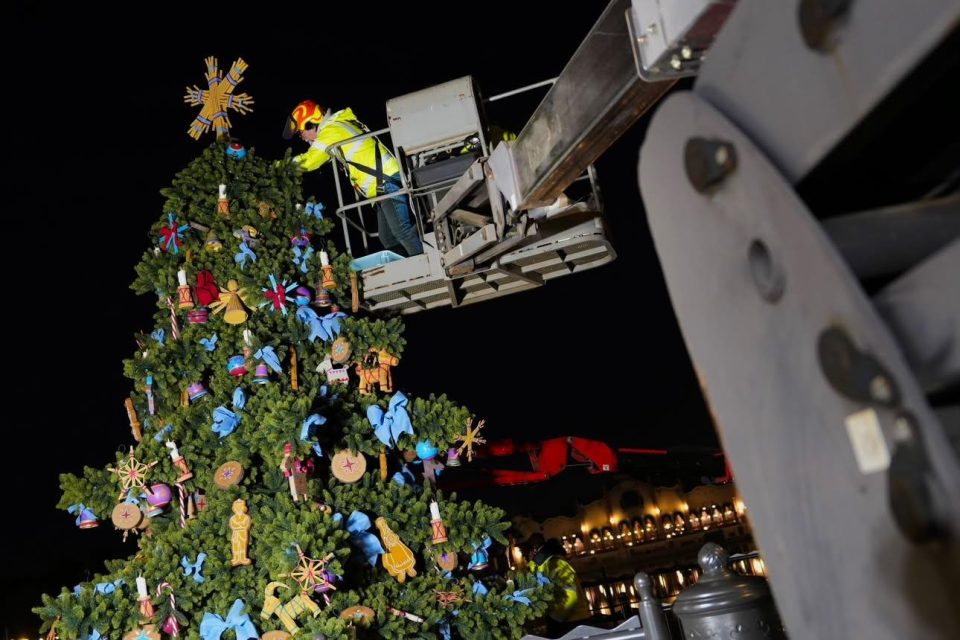 installation sapin noël world of frozen disneyland paris 03